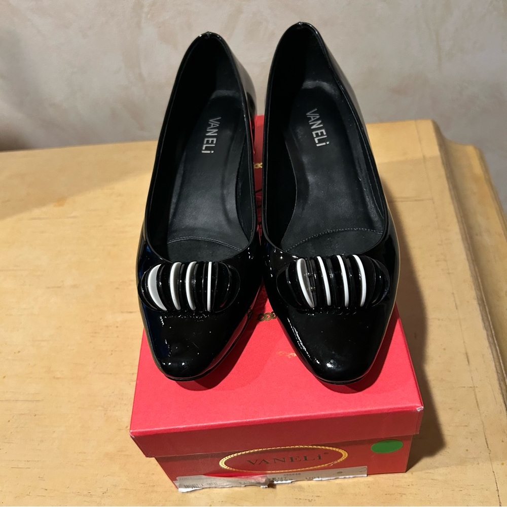 VANELI women’s black patent leather pump with decorative accent in size 7.5 - Picture 9 of 12